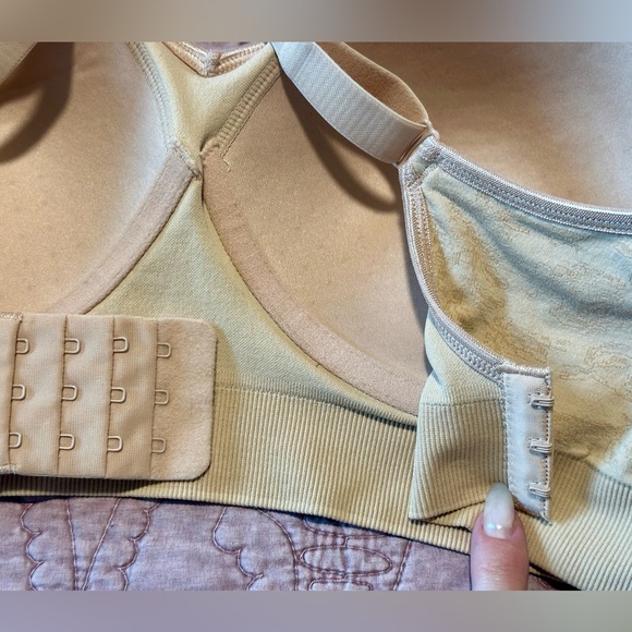 Breezies Seamless Floral Jacquard Wirefree T-Shirt Bra - Picture 4 of 14